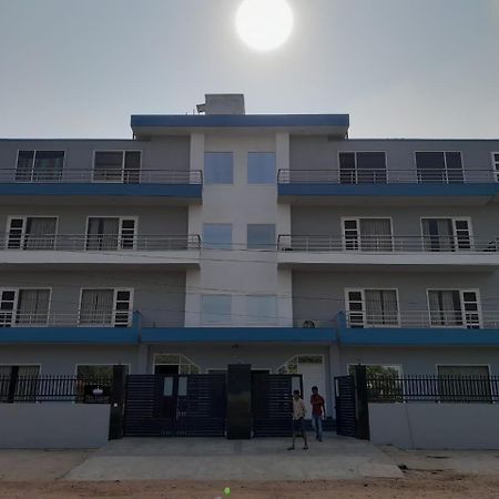 Hotel The Luxem - Behind Ibis Hotel Gurugram Gurgaon Bagian luar foto