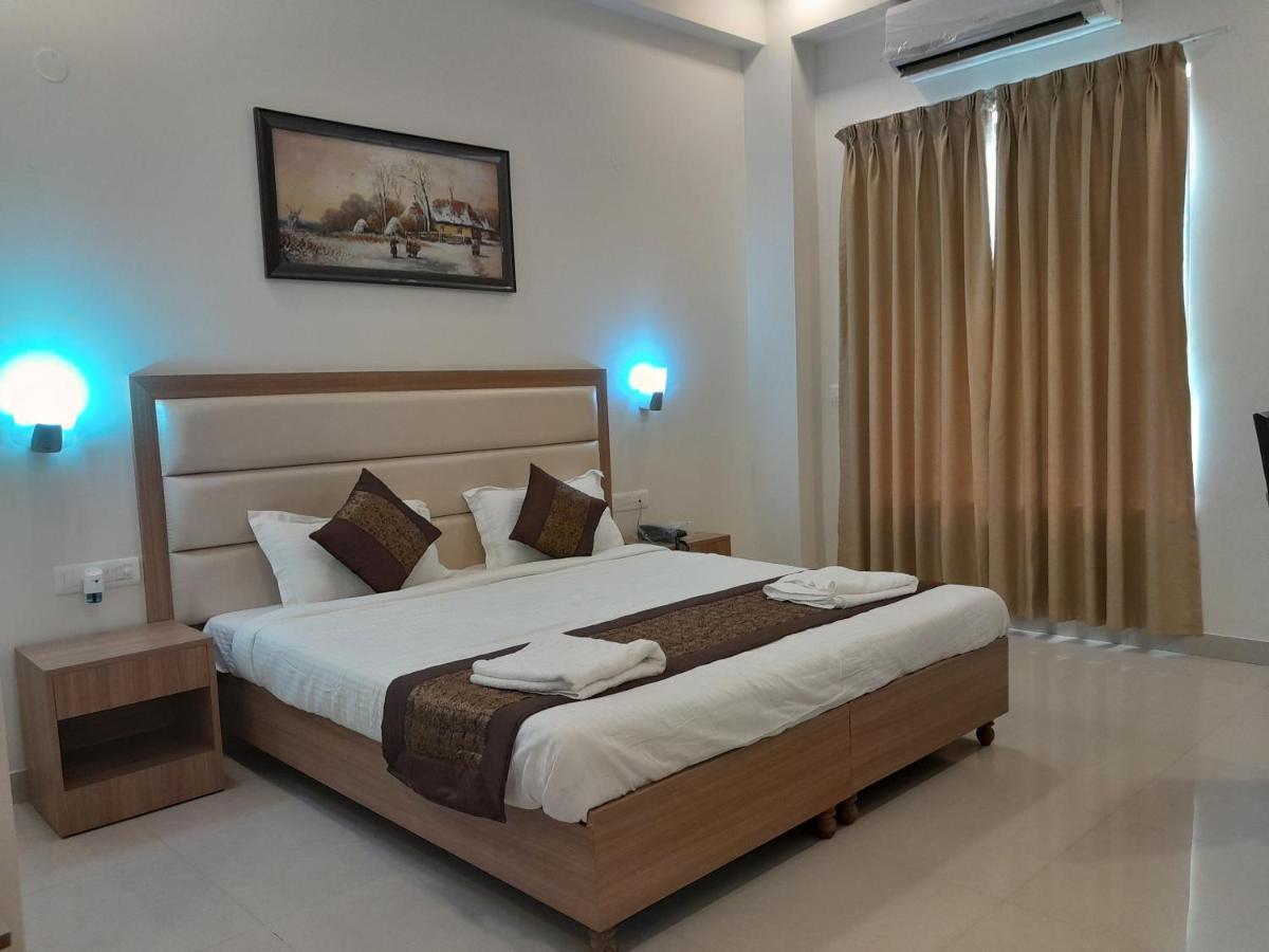 Hotel The Luxem - Behind Ibis Hotel Gurugram Gurgaon Bagian luar foto