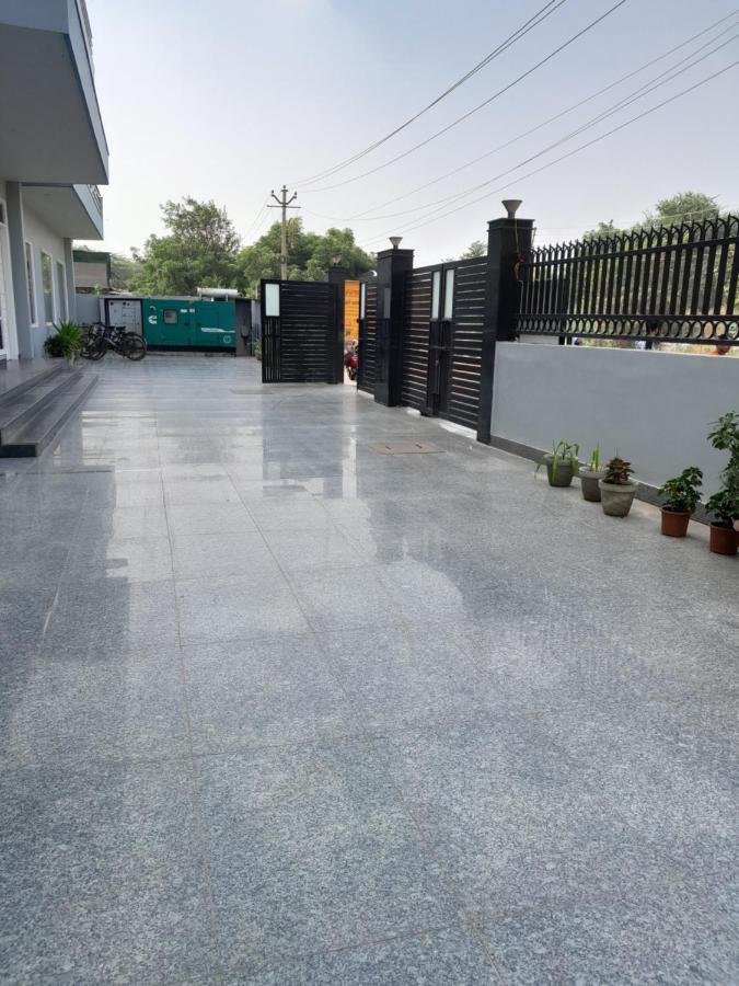 Hotel The Luxem - Behind Ibis Hotel Gurugram Gurgaon Bagian luar foto