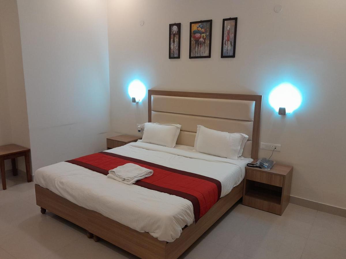 Hotel The Luxem - Behind Ibis Hotel Gurugram Gurgaon Bagian luar foto