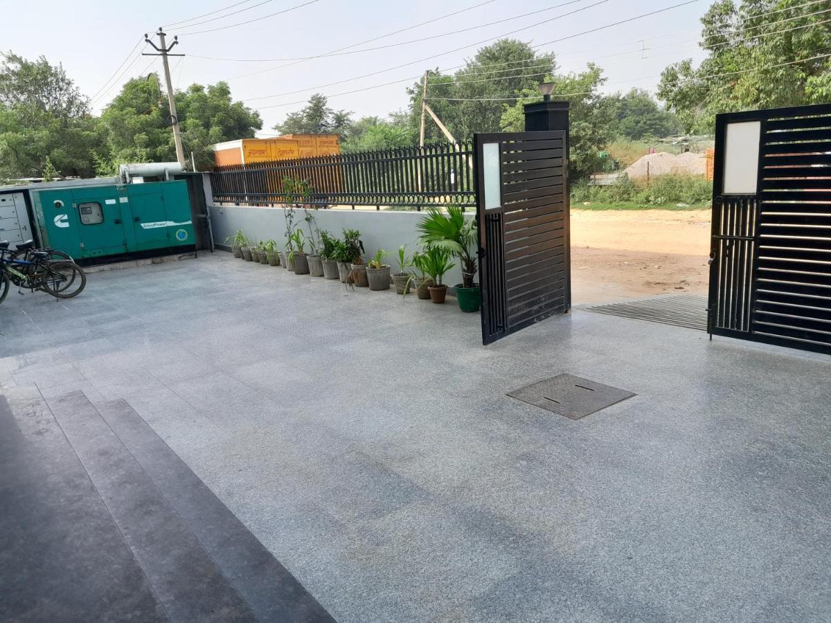 Hotel The Luxem - Behind Ibis Hotel Gurugram Gurgaon Bagian luar foto