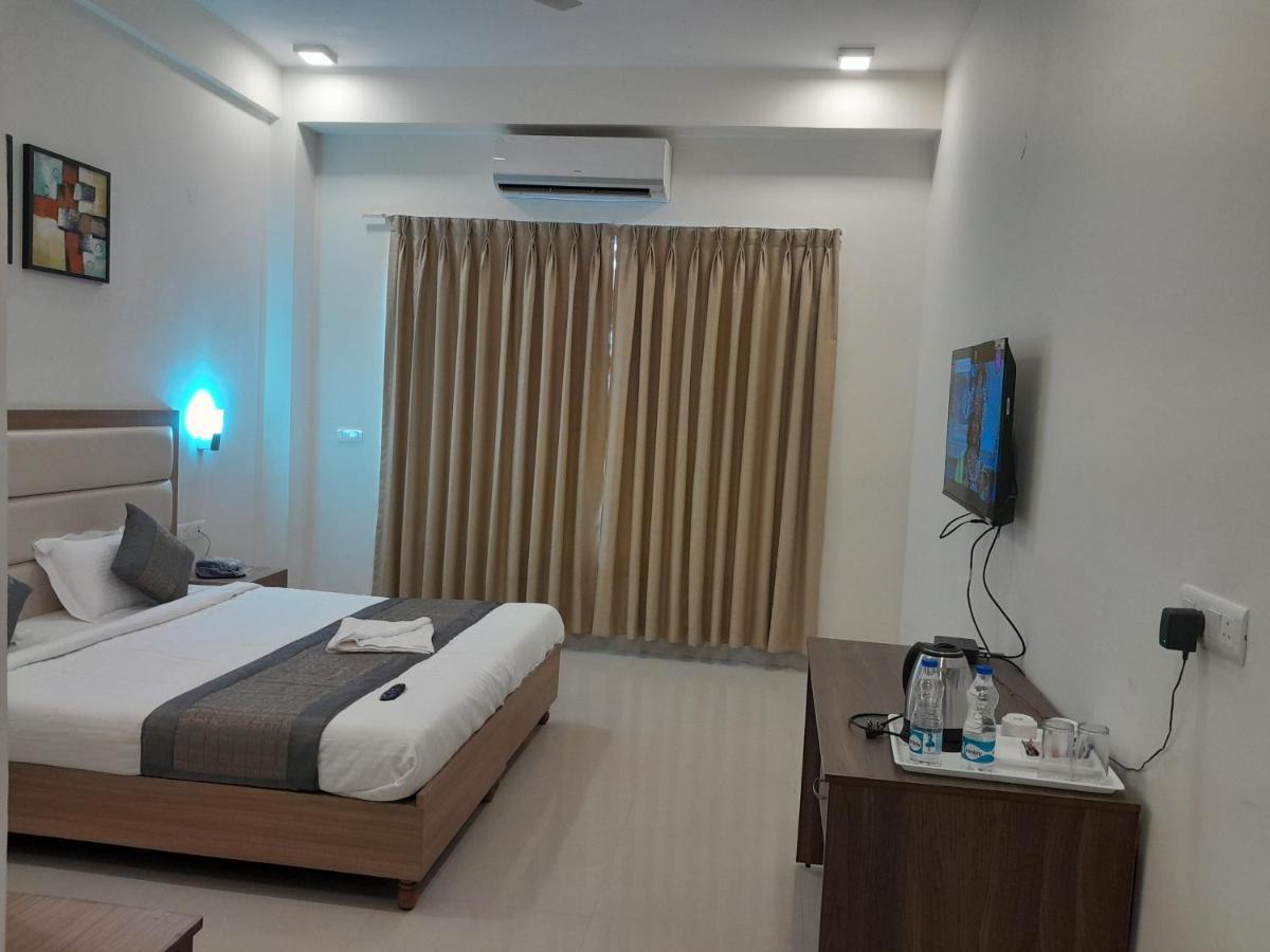 Hotel The Luxem - Behind Ibis Hotel Gurugram Gurgaon Bagian luar foto