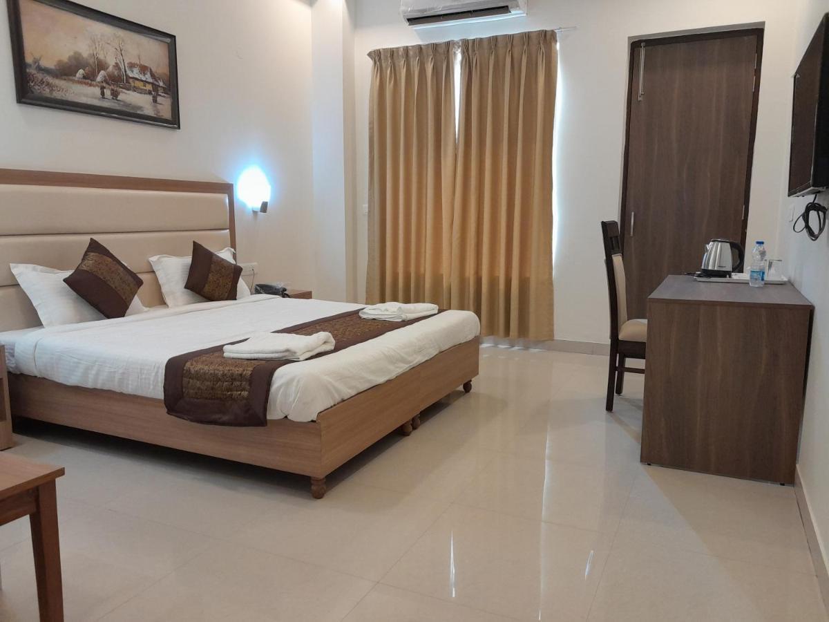 Hotel The Luxem - Behind Ibis Hotel Gurugram Gurgaon Bagian luar foto