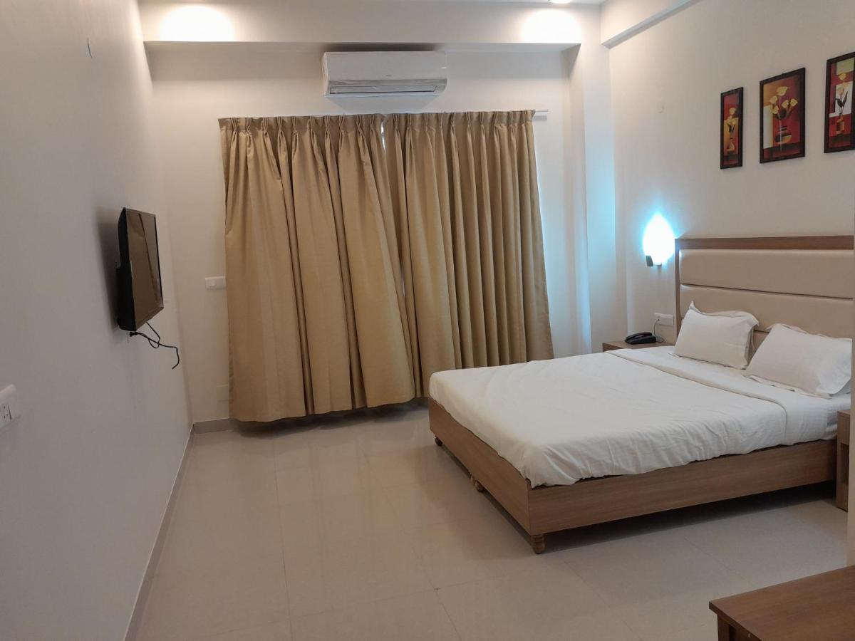 Hotel The Luxem - Behind Ibis Hotel Gurugram Gurgaon Bagian luar foto