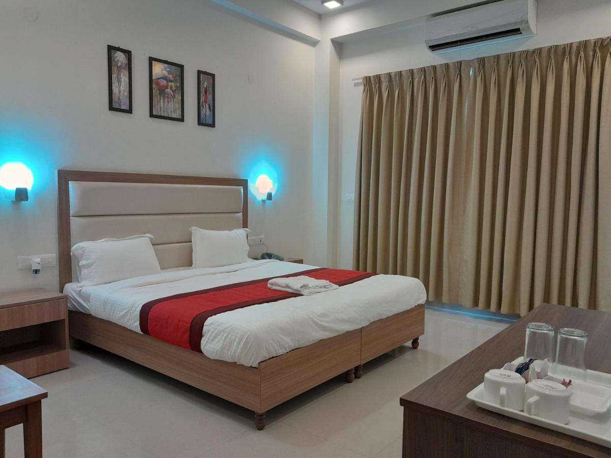 Hotel The Luxem - Behind Ibis Hotel Gurugram Gurgaon Bagian luar foto
