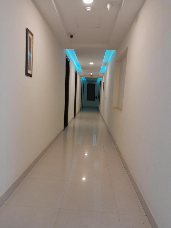 Hotel The Luxem - Behind Ibis Hotel Gurugram Gurgaon Bagian luar foto