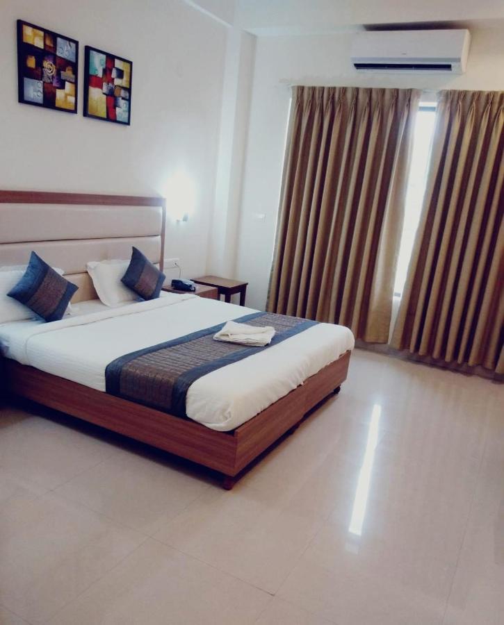 Hotel The Luxem - Behind Ibis Hotel Gurugram Gurgaon Bagian luar foto