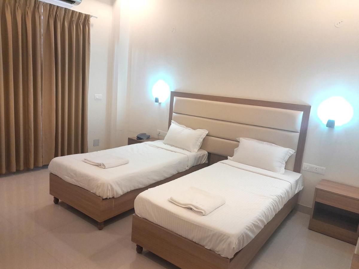 Hotel The Luxem - Behind Ibis Hotel Gurugram Gurgaon Bagian luar foto