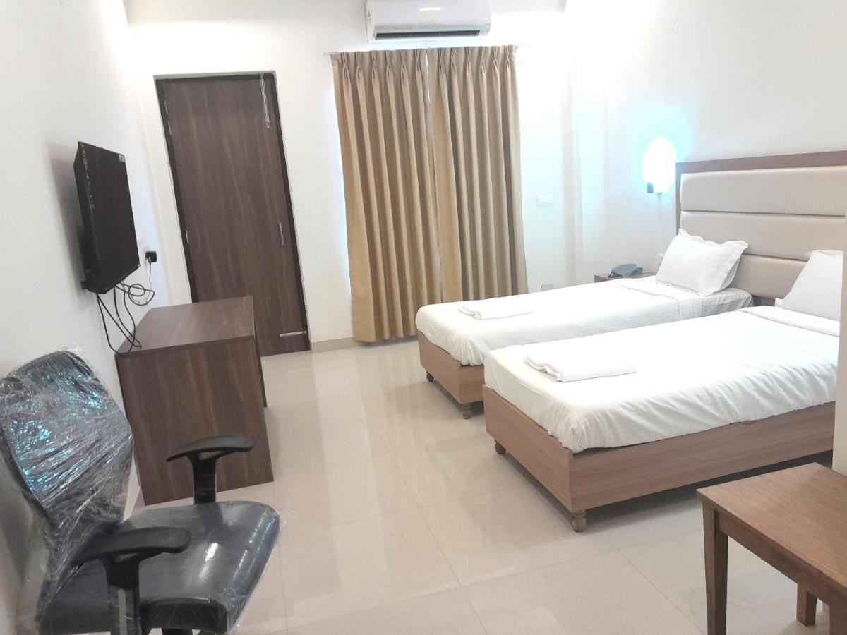 Hotel The Luxem - Behind Ibis Hotel Gurugram Gurgaon Bagian luar foto