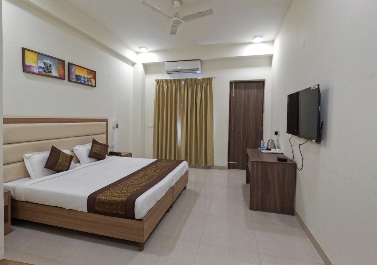 Hotel The Luxem - Behind Ibis Hotel Gurugram Gurgaon Bagian luar foto