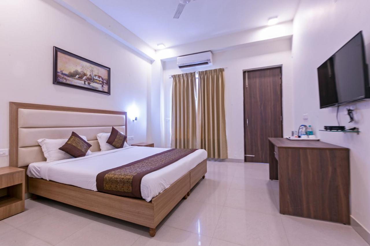 Hotel The Luxem - Behind Ibis Hotel Gurugram Gurgaon Bagian luar foto