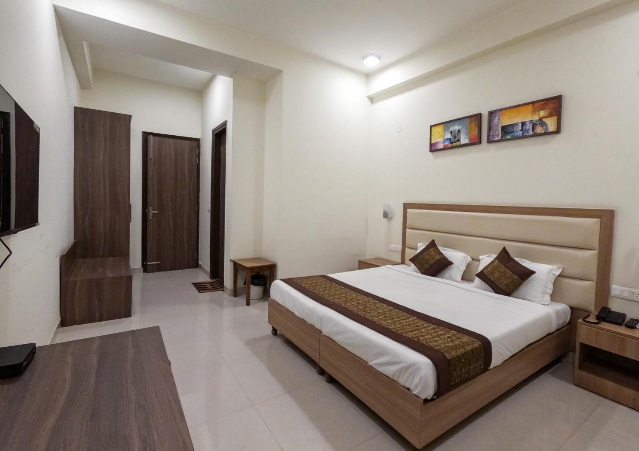 Hotel The Luxem - Behind Ibis Hotel Gurugram Gurgaon Bagian luar foto