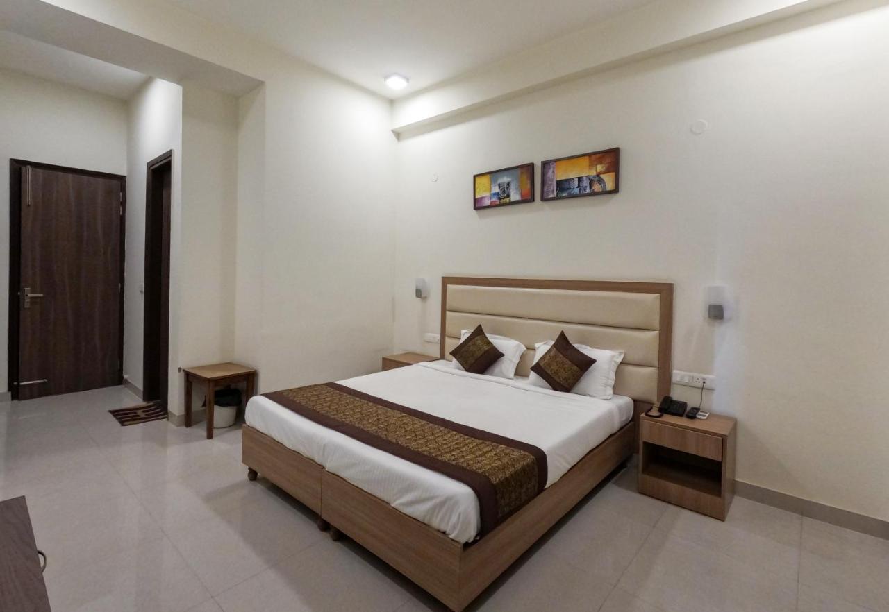 Hotel The Luxem - Behind Ibis Hotel Gurugram Gurgaon Bagian luar foto