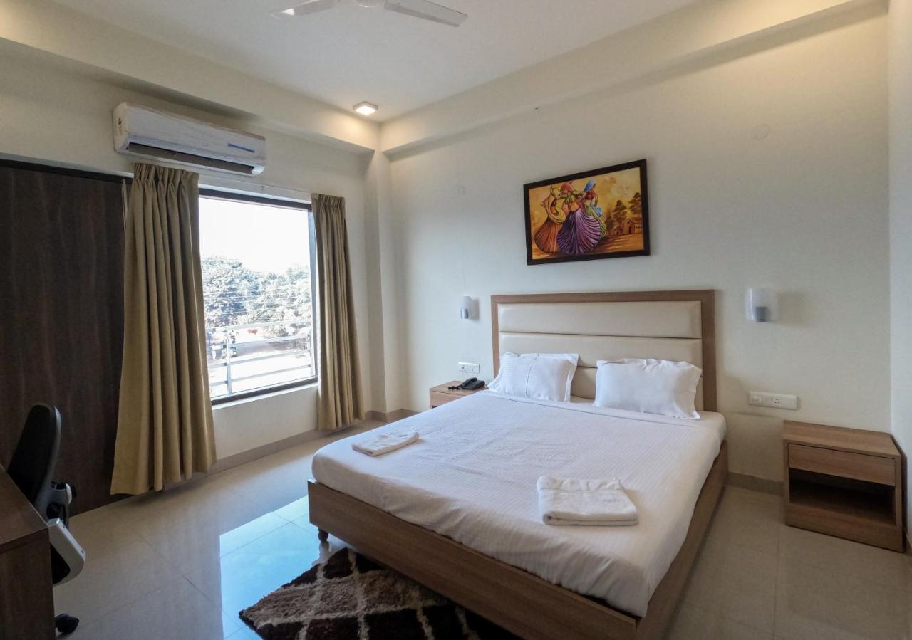 Hotel The Luxem - Behind Ibis Hotel Gurugram Gurgaon Bagian luar foto