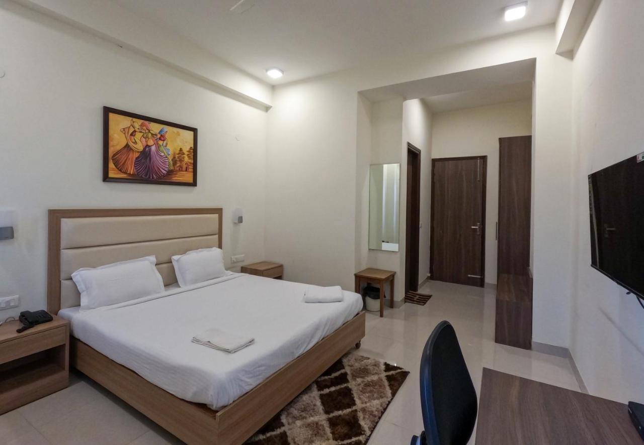 Hotel The Luxem - Behind Ibis Hotel Gurugram Gurgaon Bagian luar foto