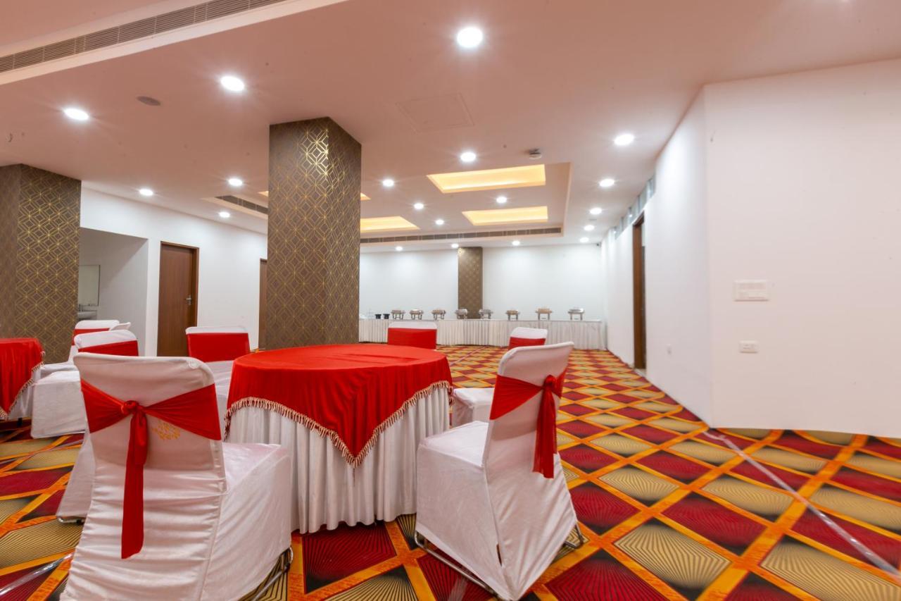 Hotel The Luxem - Behind Ibis Hotel Gurugram Gurgaon Bagian luar foto
