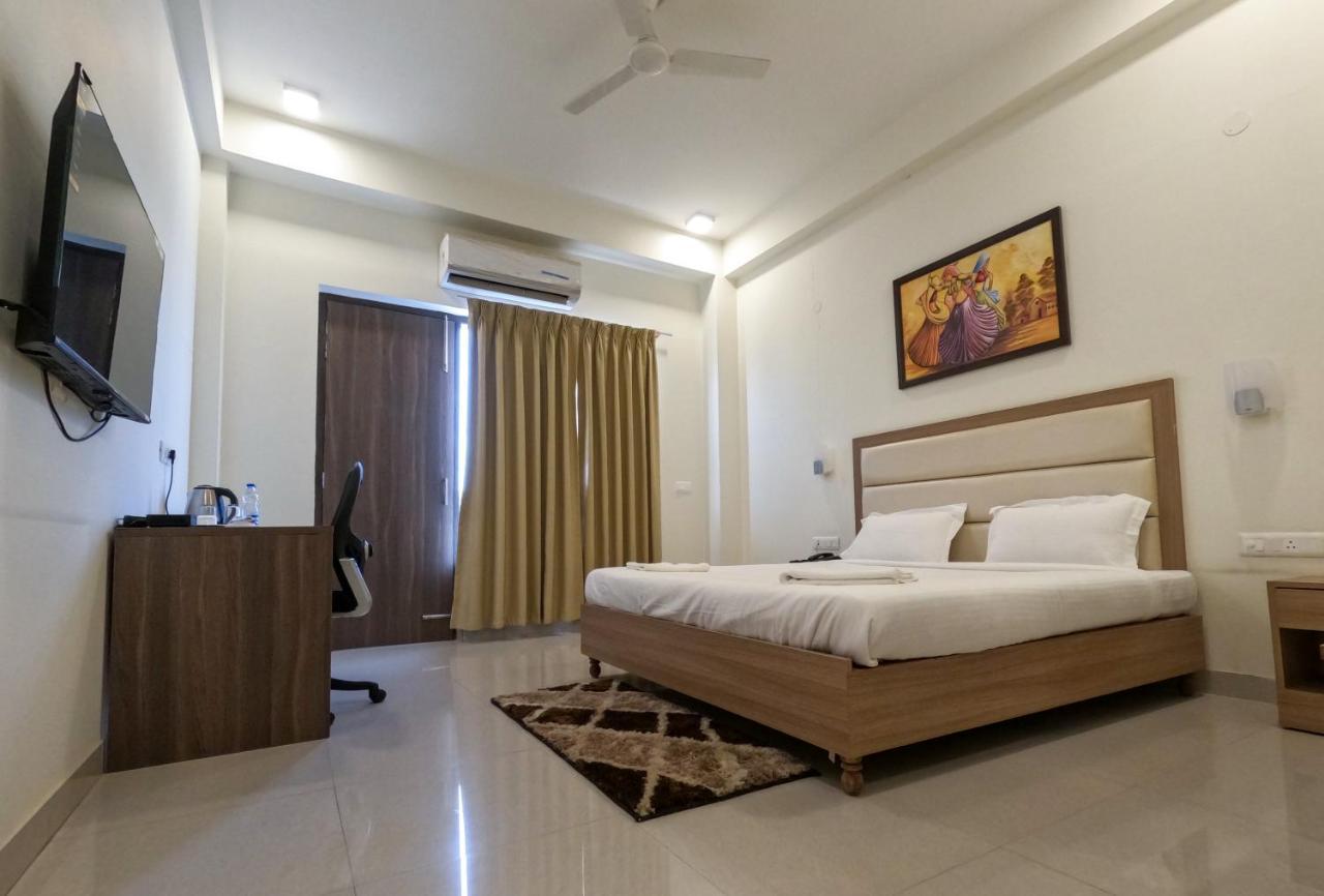 Hotel The Luxem - Behind Ibis Hotel Gurugram Gurgaon Bagian luar foto