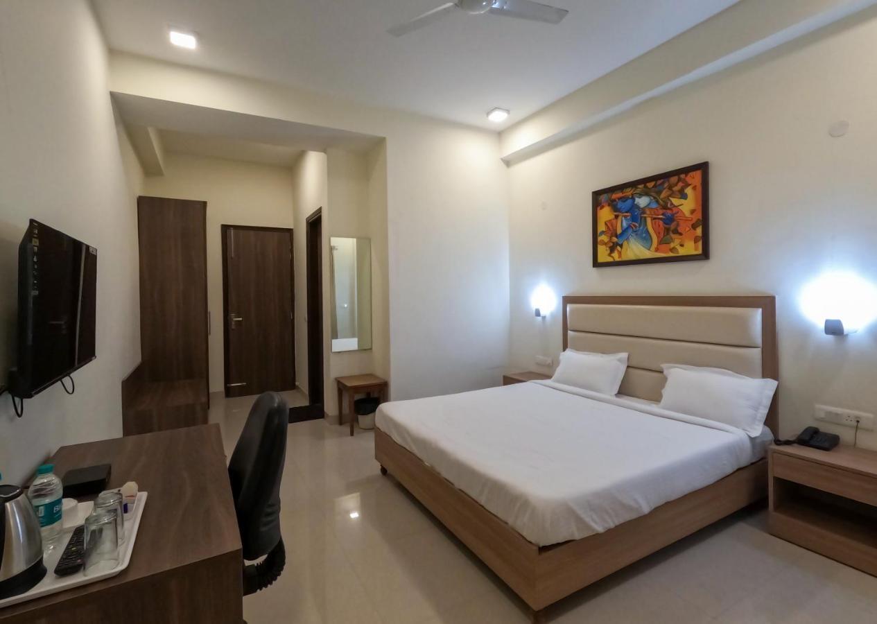Hotel The Luxem - Behind Ibis Hotel Gurugram Gurgaon Bagian luar foto
