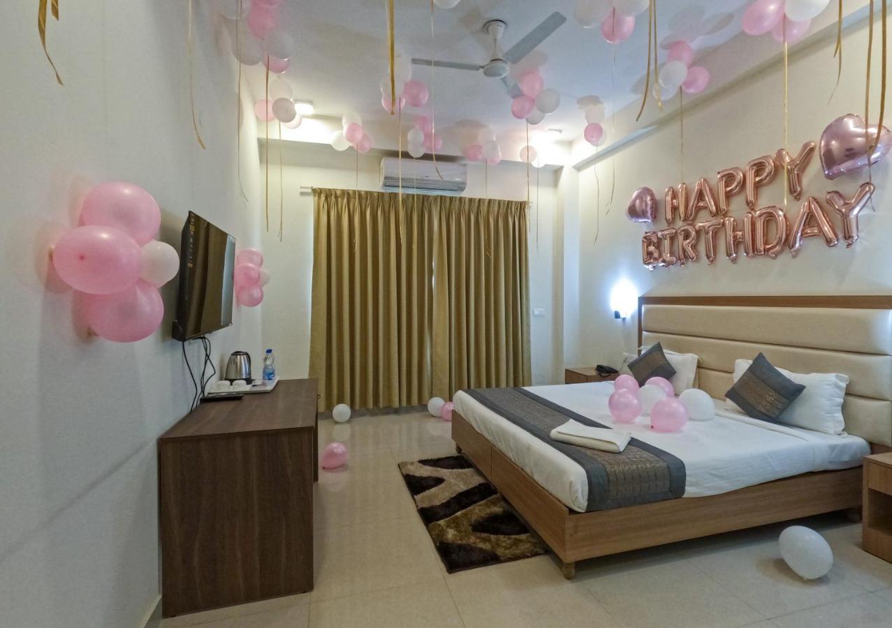 Hotel The Luxem - Behind Ibis Hotel Gurugram Gurgaon Bagian luar foto