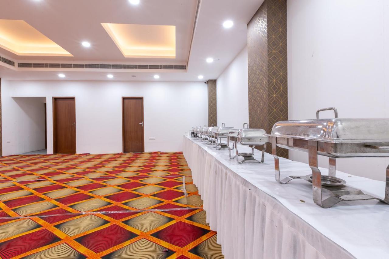 Hotel The Luxem - Behind Ibis Hotel Gurugram Gurgaon Bagian luar foto