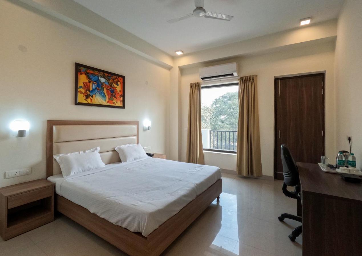 Hotel The Luxem - Behind Ibis Hotel Gurugram Gurgaon Bagian luar foto