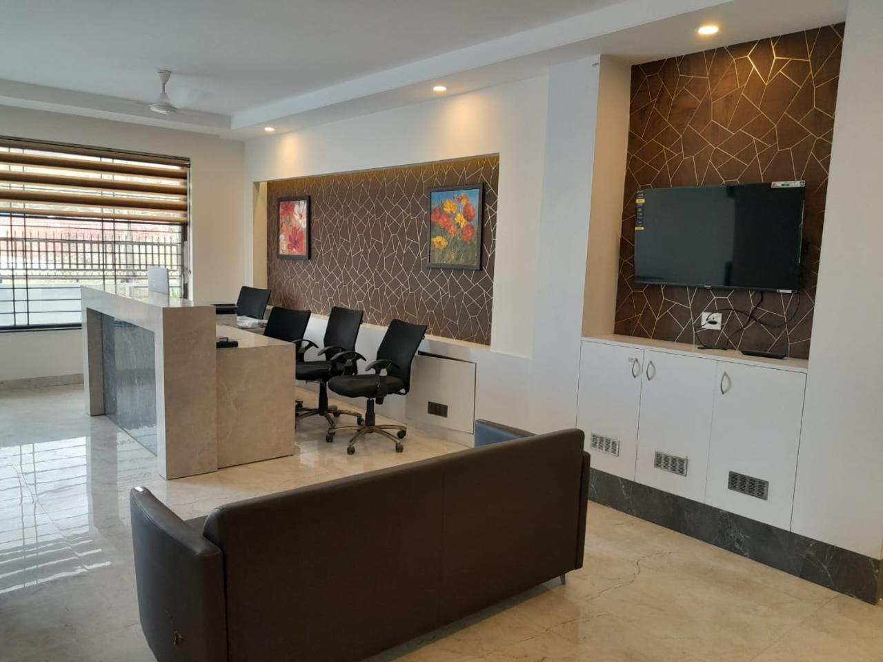 Hotel The Luxem - Behind Ibis Hotel Gurugram Gurgaon Bagian luar foto