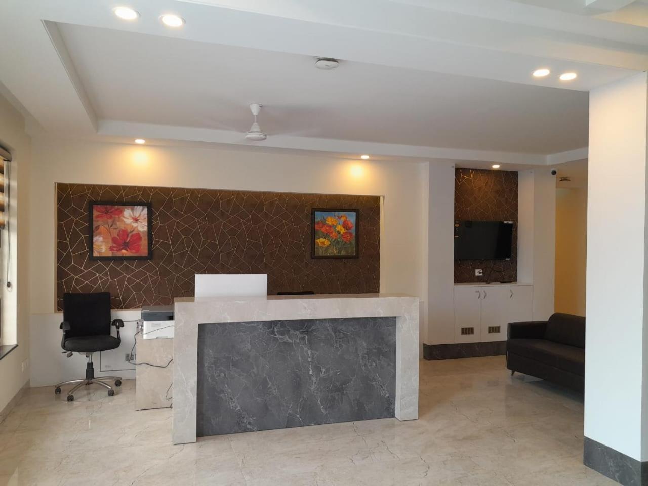 Hotel The Luxem - Behind Ibis Hotel Gurugram Gurgaon Bagian luar foto