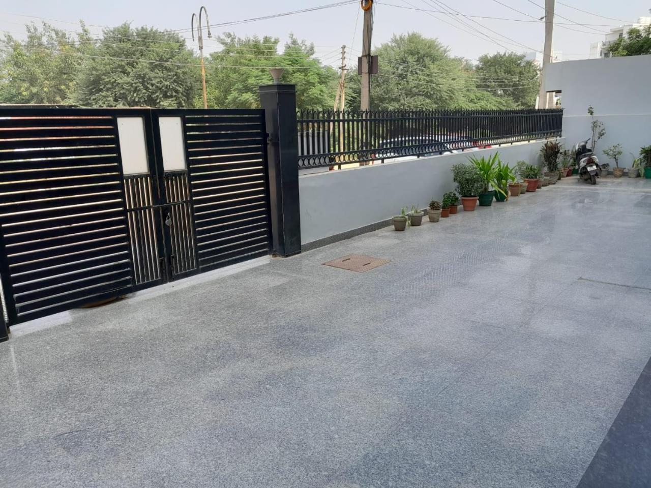 Hotel The Luxem - Behind Ibis Hotel Gurugram Gurgaon Bagian luar foto